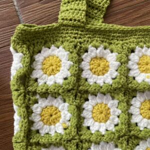 Green daisy pattern crochet tote bag