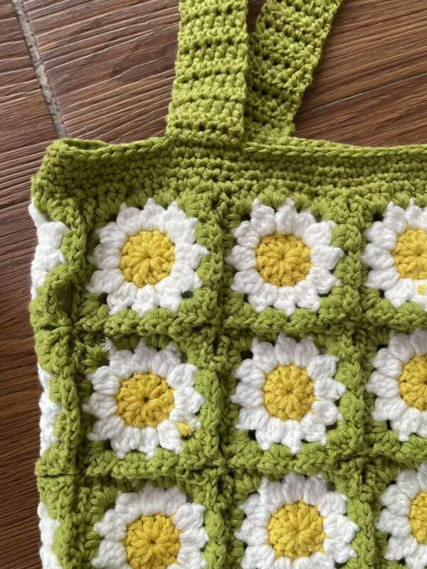 Green daisy pattern crochet tote bag