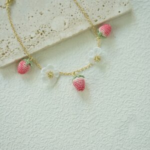 Wholesale crochet strawberry bracelets jewelry with gold chain and white flower charms from supplier